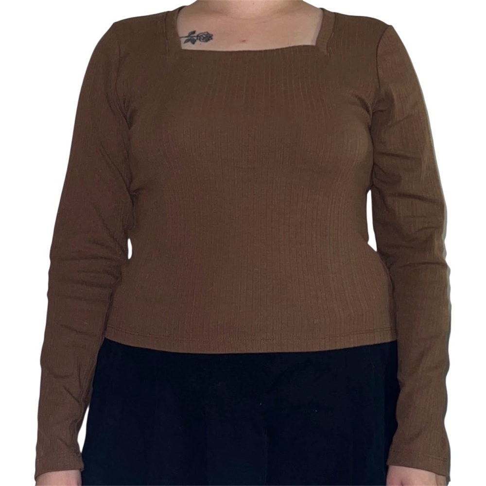 brown long sleeve top.
